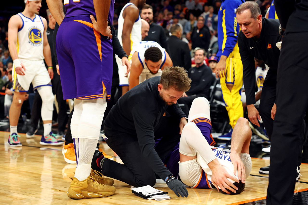 El dolor de Jusuf Nurkic luego de la agresión. Foto: Reuters