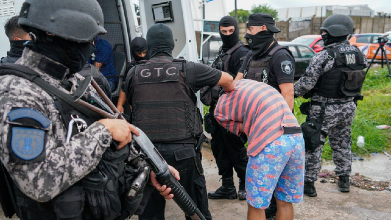 Traslado de presos a cárceles de máxima seguridad en Rosario. Foto: Gentileza La Capital.