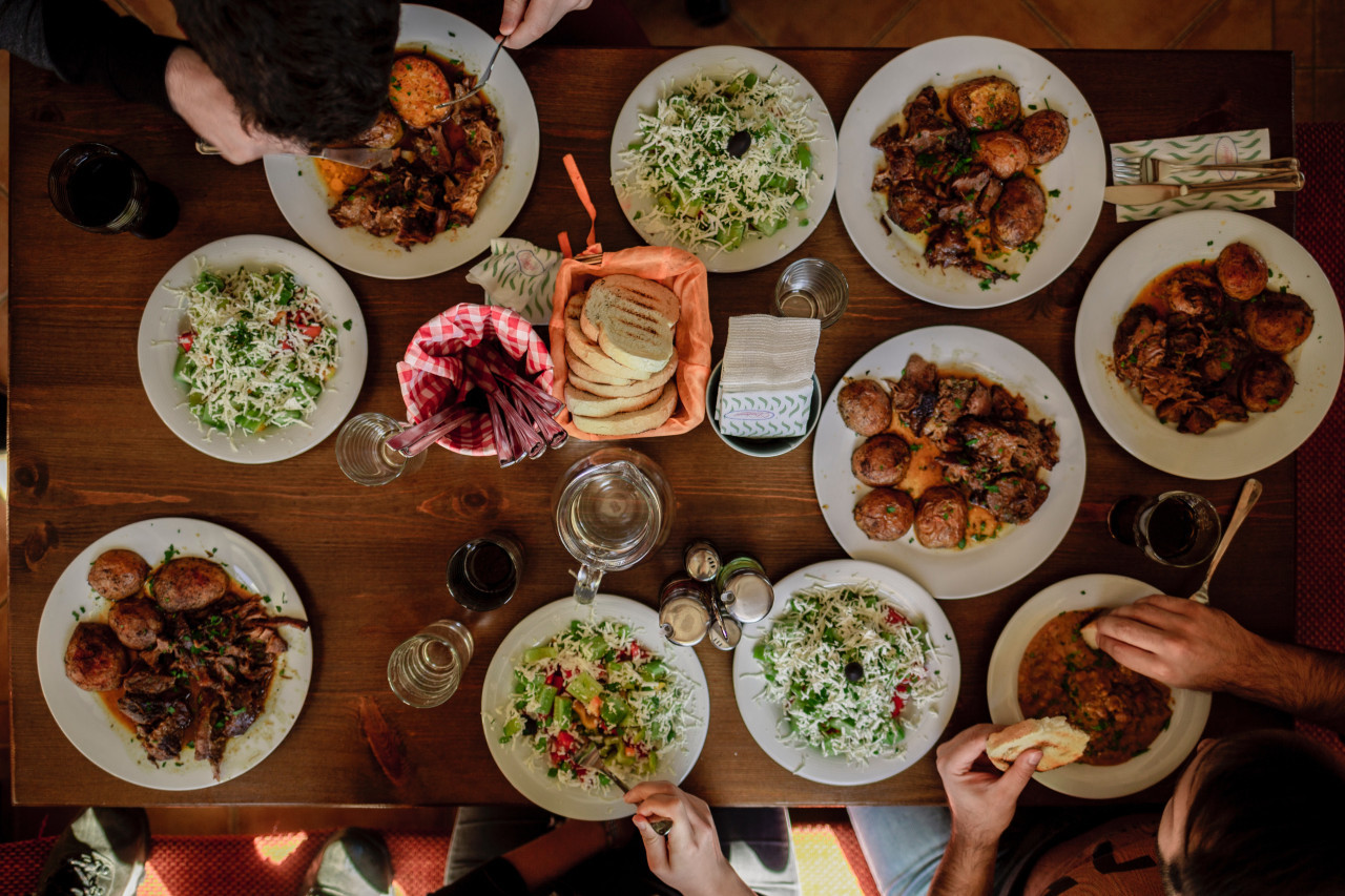 La hora ideal para cenar, según Harvard. Foto: Unsplash