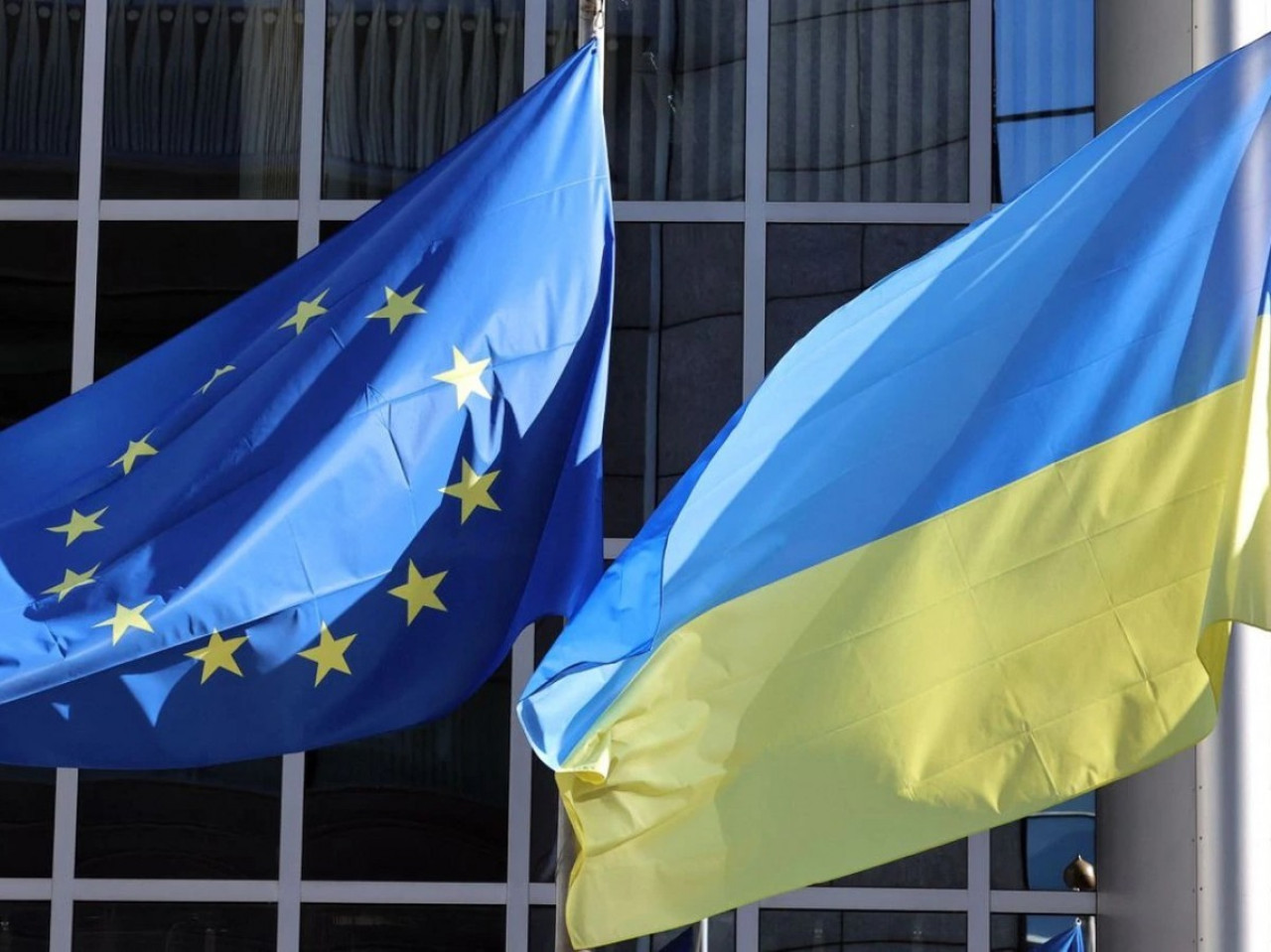 Bandera UE y Ucrania. Foto: Reuters