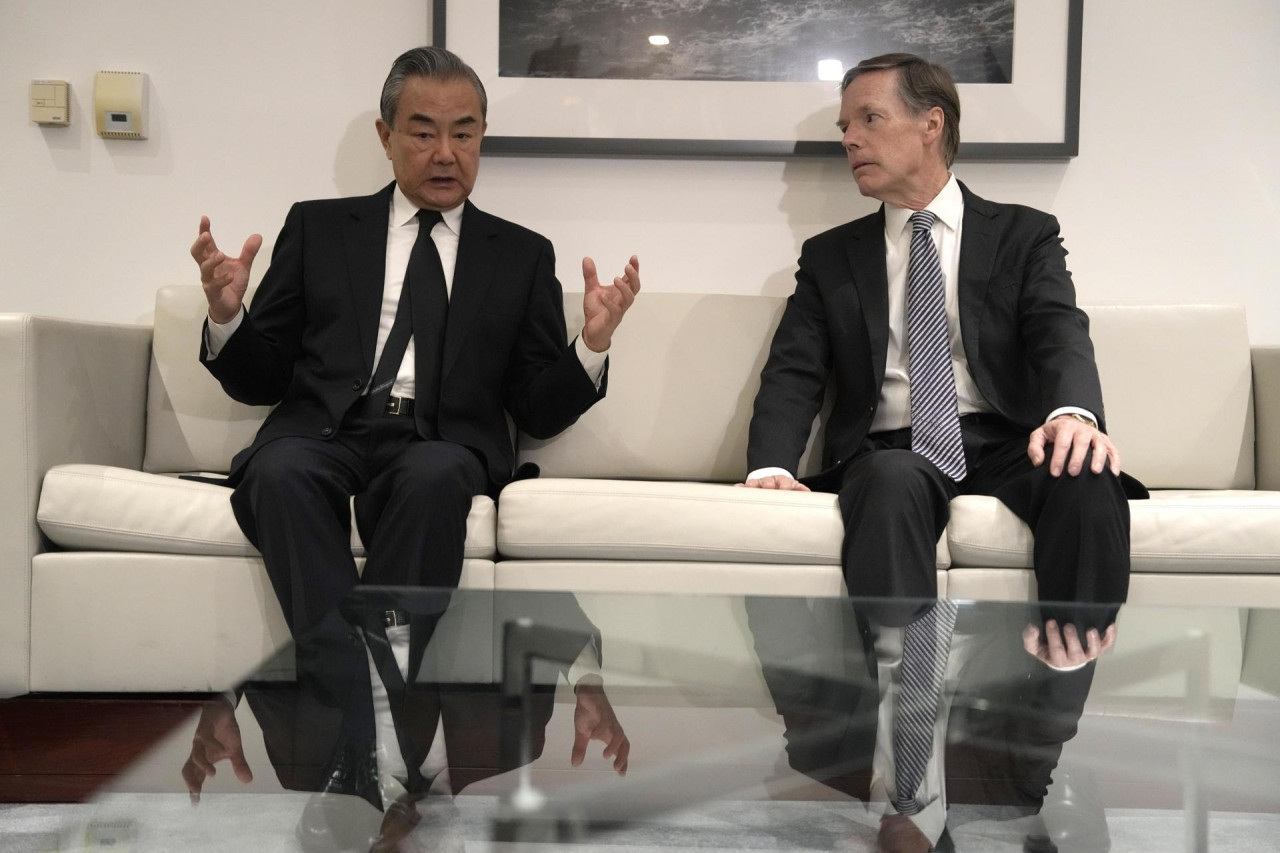 Nicholas Burns en una reunión con el ministro de Asuntos Exteriores de China. Foto: EFE.