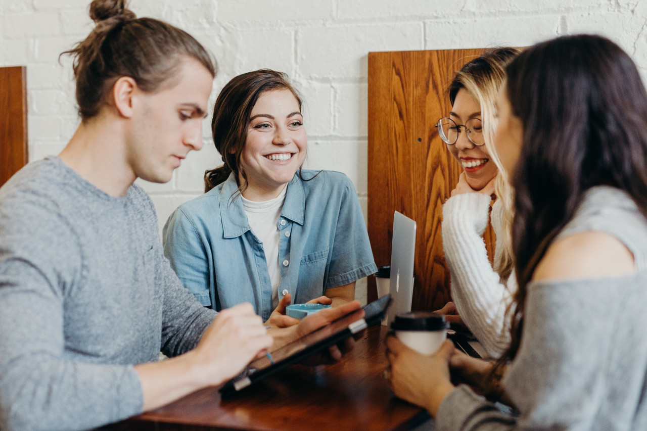 Reunión entre amigos. Foto: Unsplash.