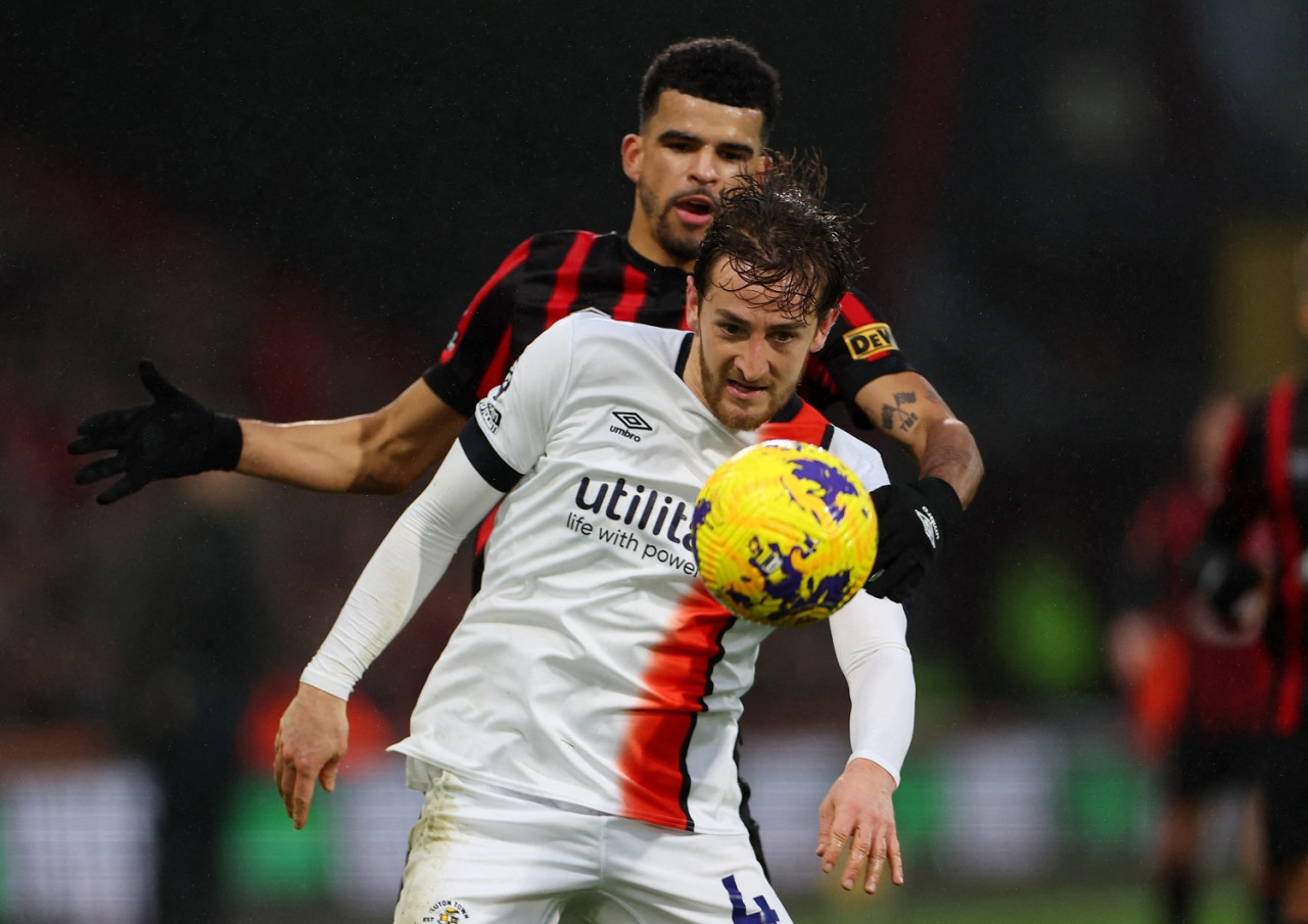 Tom Lockyer (camiseta blanca), el capitán de Luton Town. Foto: Reuters.