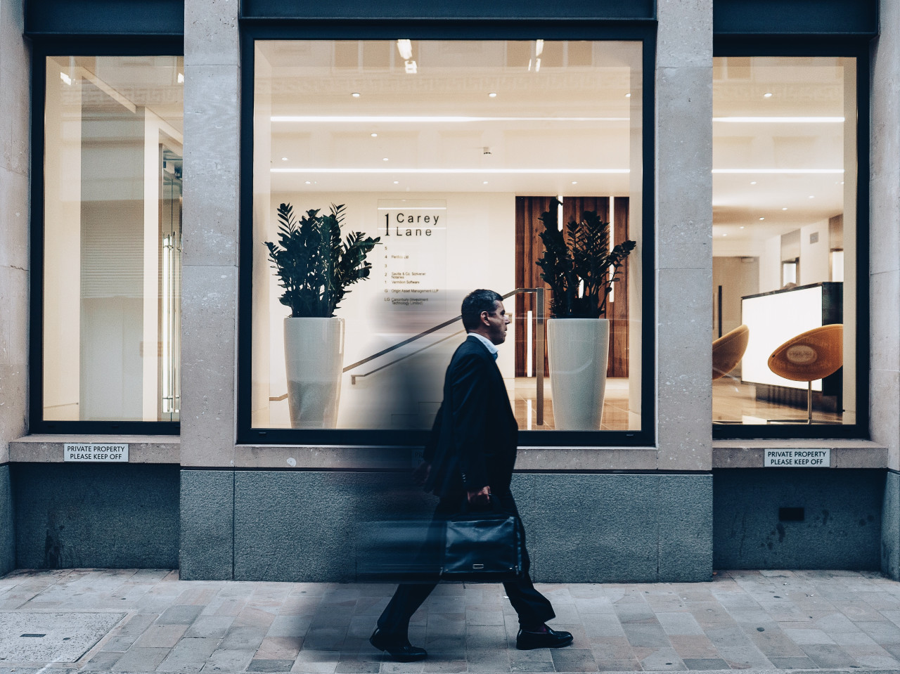 Existe una forma de caminar que ayuda a aliviar dolores lumbares. Foto: Unsplash