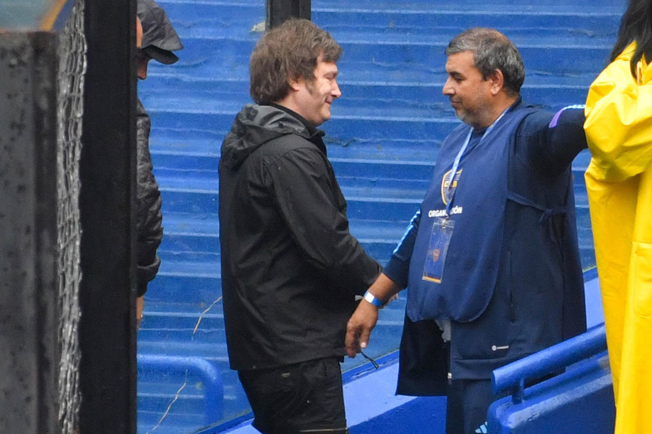 Javier Milei fue a votar a La Bombonera. Foto: EFE