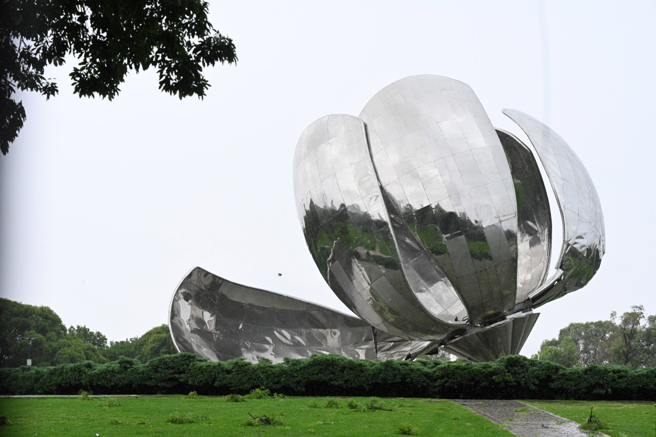 Así quedó la Floralis Genérica tras el temporal. Foto: Télam