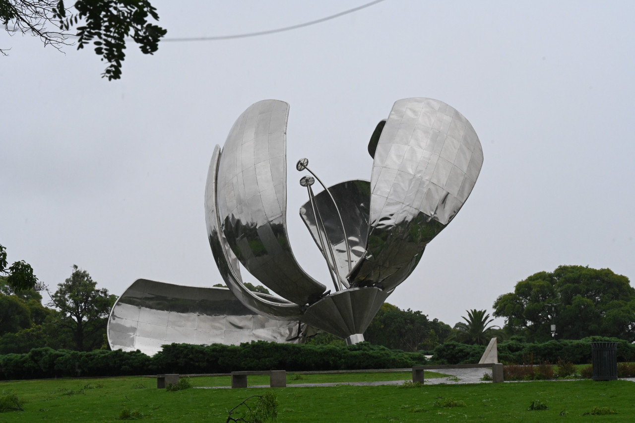 Así quedó la Floralis Genérica tras el temporal. Foto: Télam