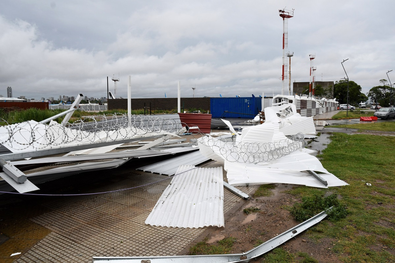 Destrucciones en el aeroparque Jorge Newbery tras el temporal en Buenos Aires. Foto: Télam.