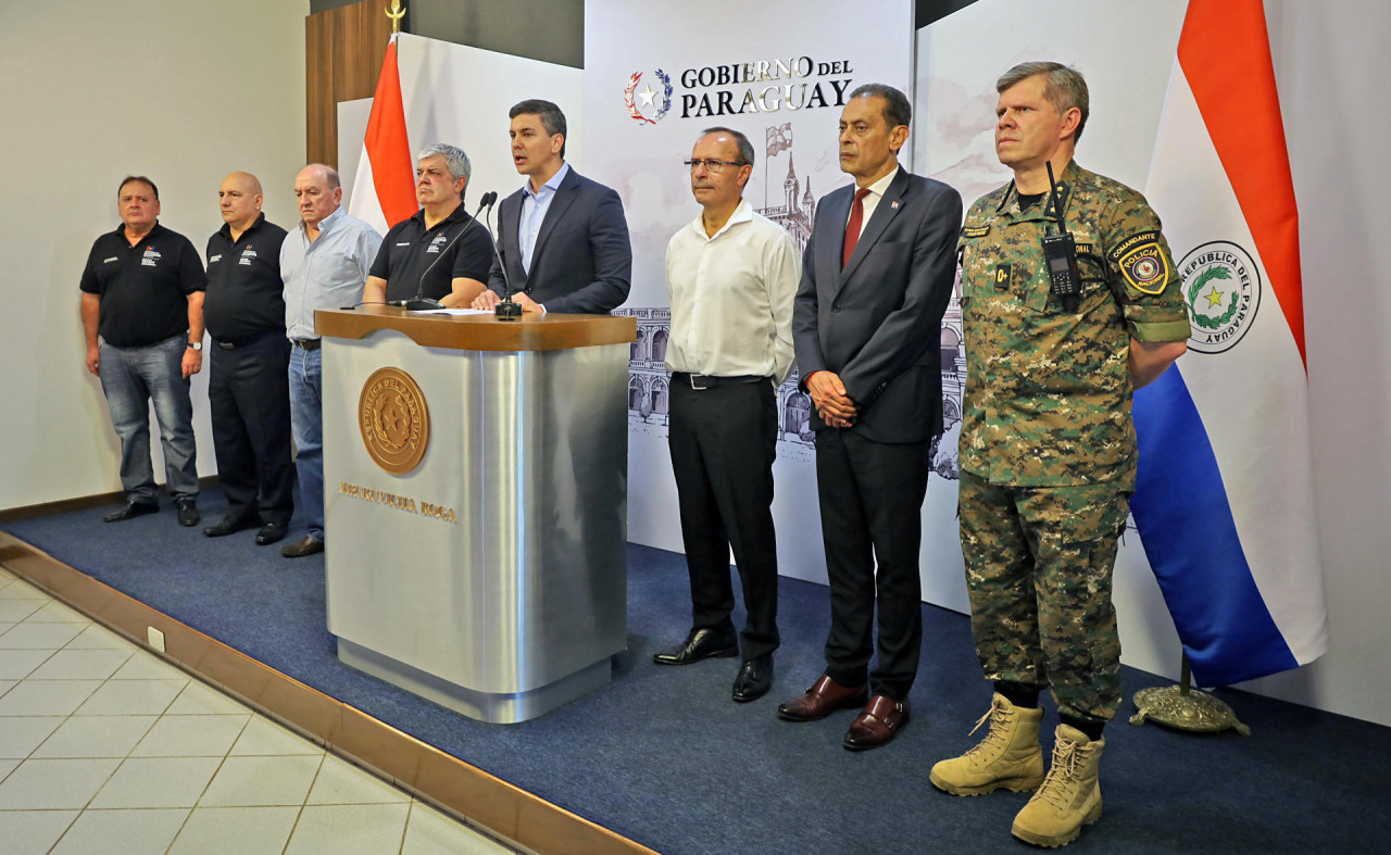 Santiago Peña junto a funcionarios de Paraguay. Foto: EFE.