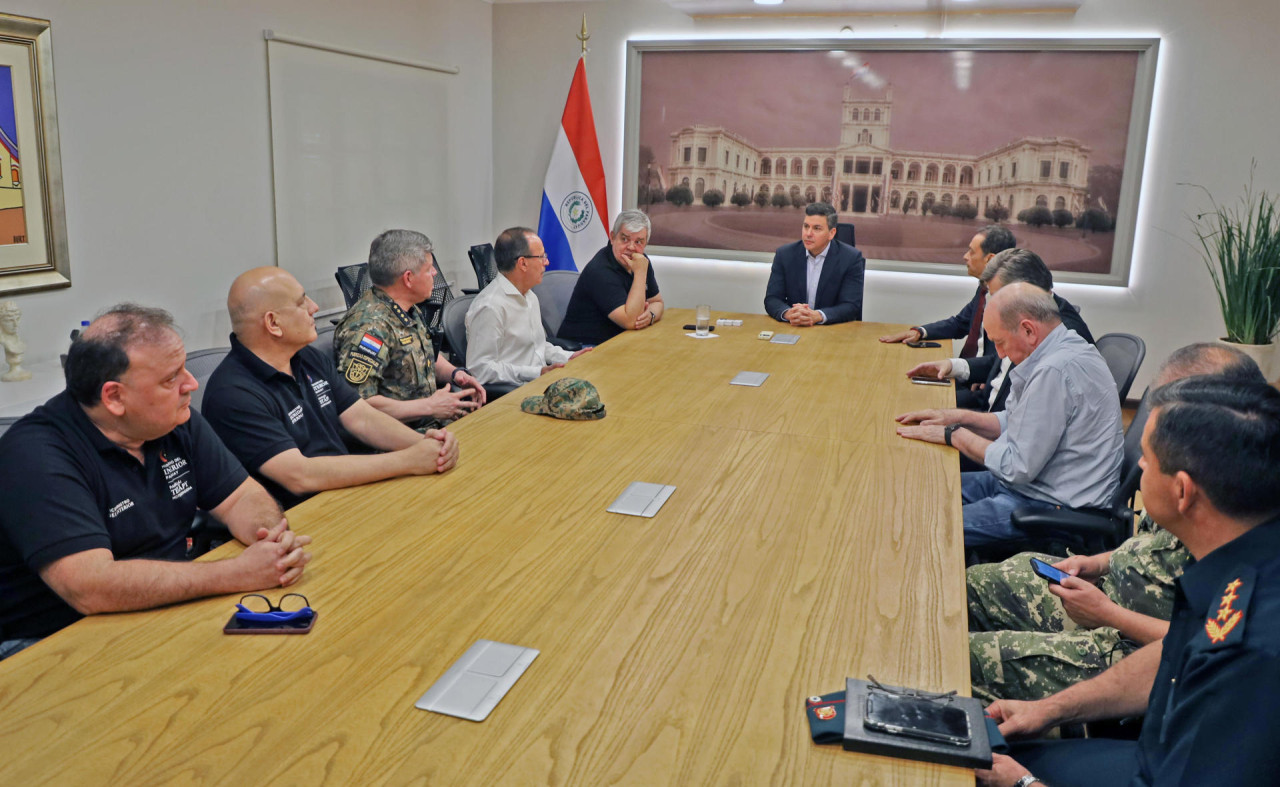La reunión de Santiago Peña con funcionarios de Paraguay tras la muerte de un oficial. Foto: EFE.