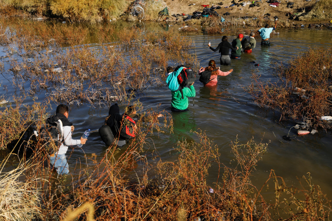 Migrantes intentando entrar desde México a Estados Unidos. Foto: Reuters.