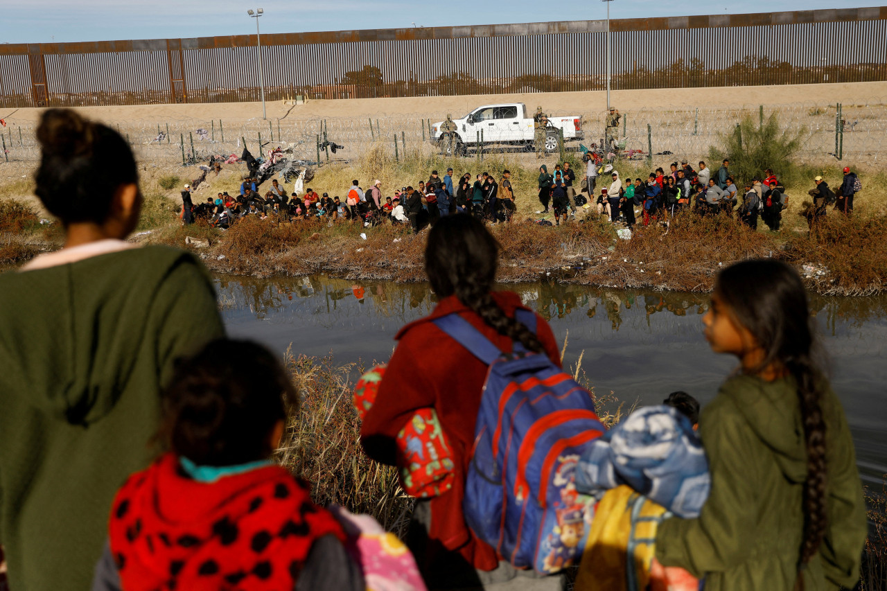 Migrantes intentando entrar desde México a Estados Unidos. Foto: Reuters.