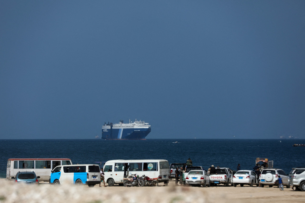 Ataques en el Mar Rojo obligan a desviar buques y perturban cadenas de abastecimiento. Reuters