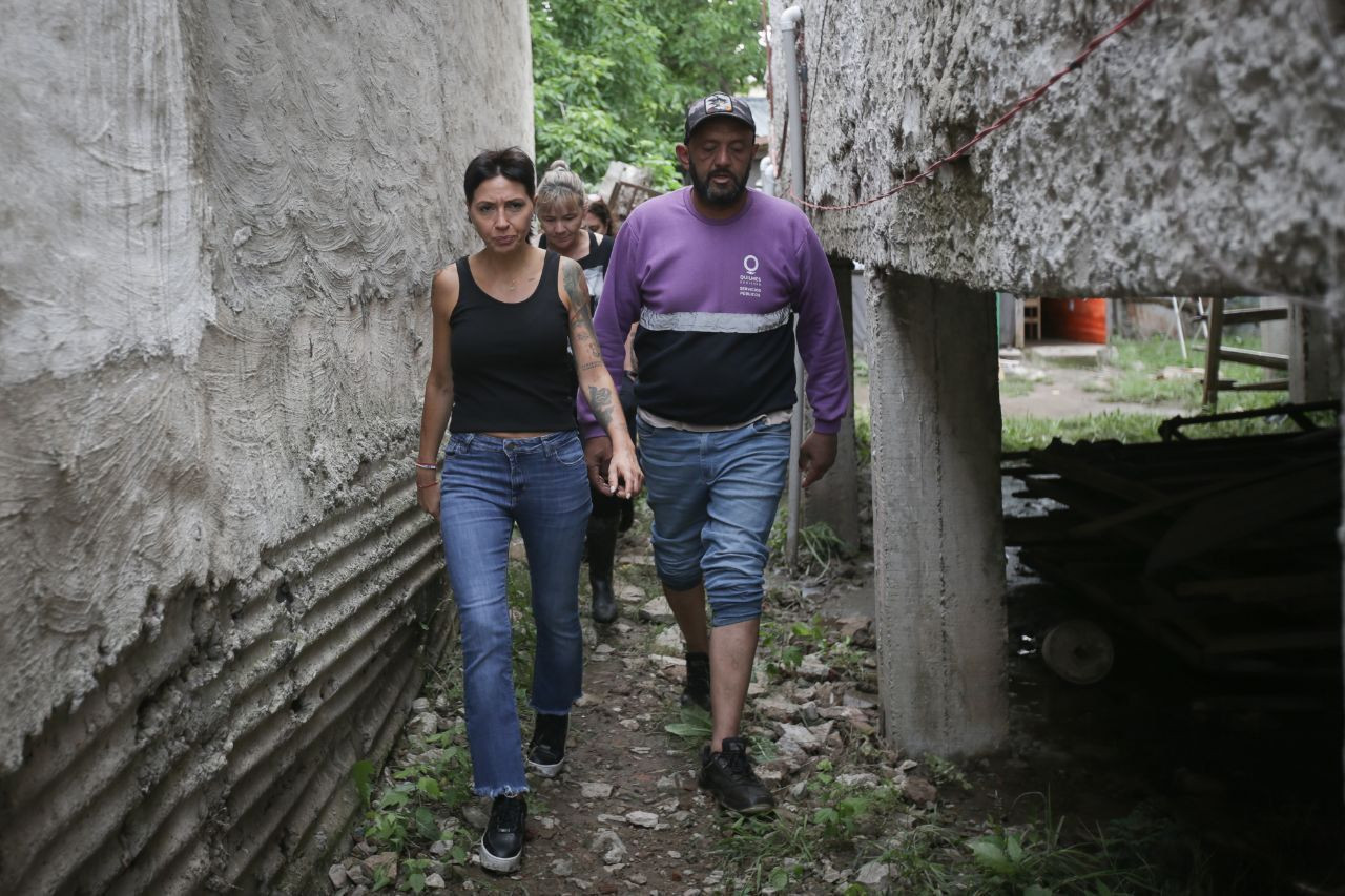 Recorrida de Mayra Mendoza por los trabajos tras el temporal en Quilmes. Foto: Prensa.