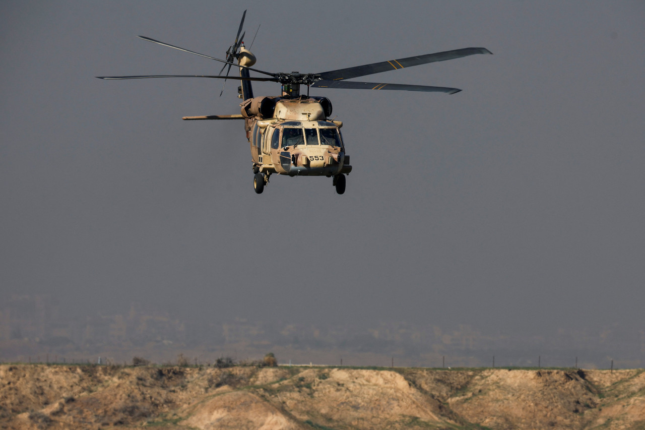 Helicóptero israelí en Gaza. Foto: Reuters.