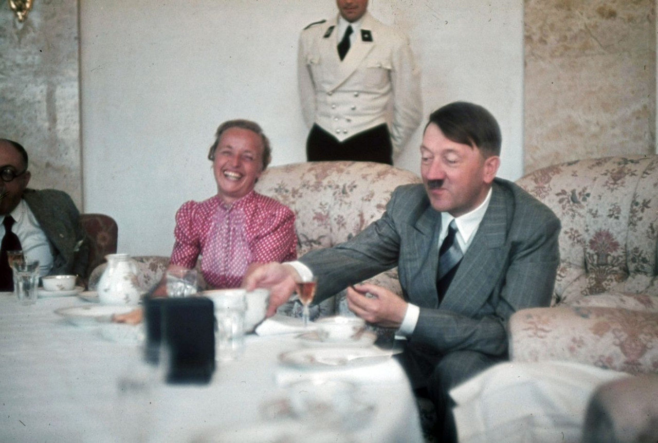 Hitler en la Casa de Te en el Berghof. Foto: Bundesarchiv.