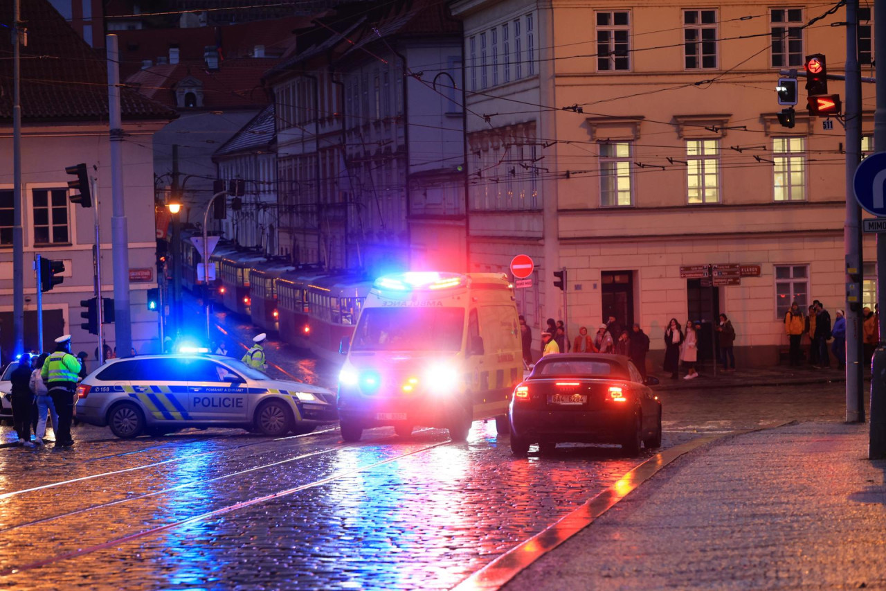 Imágenes del operativo policial en la Universidad Carolina de Praga, tras un tiroteo. EFE