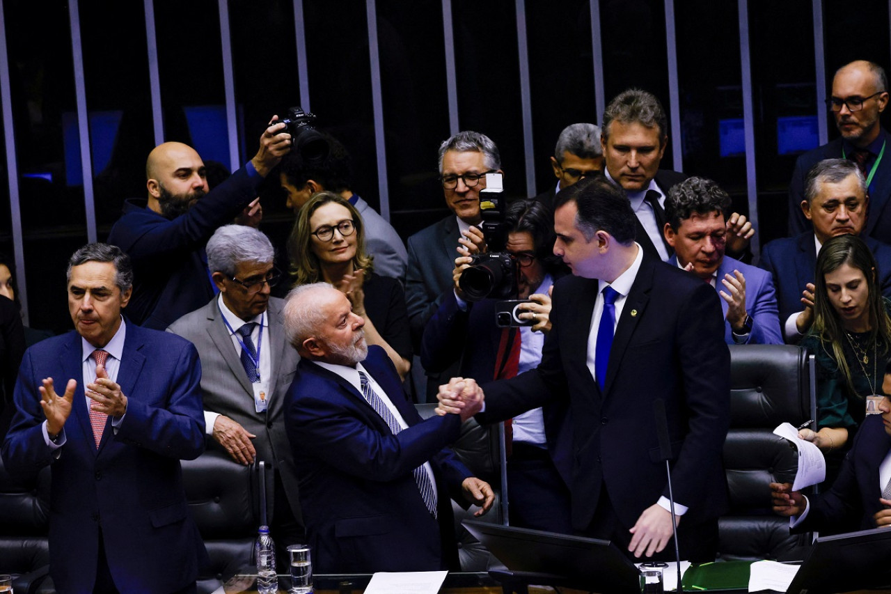 El saludo entre Lula da Silva y Rodrigo Pacheco. Foto: Reuters.