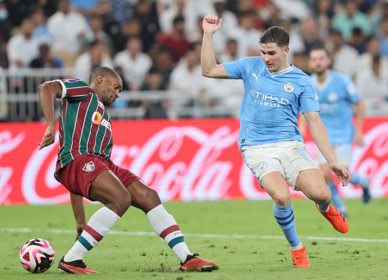 Julián Álvarez vs. Fluminense. Foto: EFE.