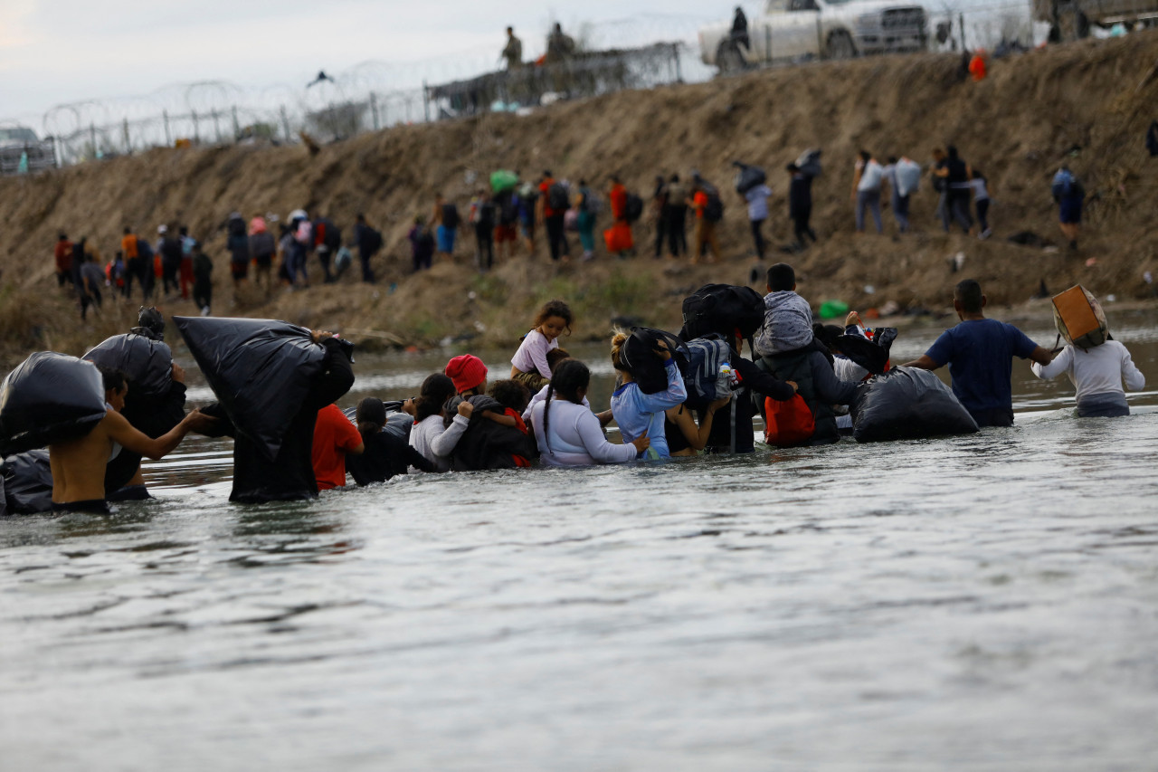 Migrantes diariamente cruzan el río Bravo entre México y EEUU. Foto: Reuters.