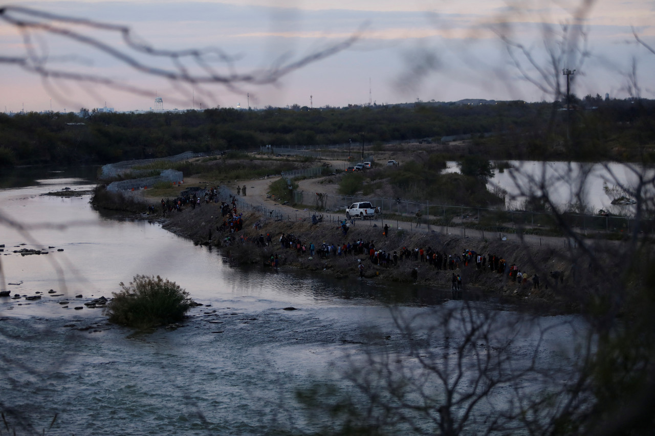 Migrantes diariamente cruzan el río Bravo entre México y EEUU. Foto: Reuters.
