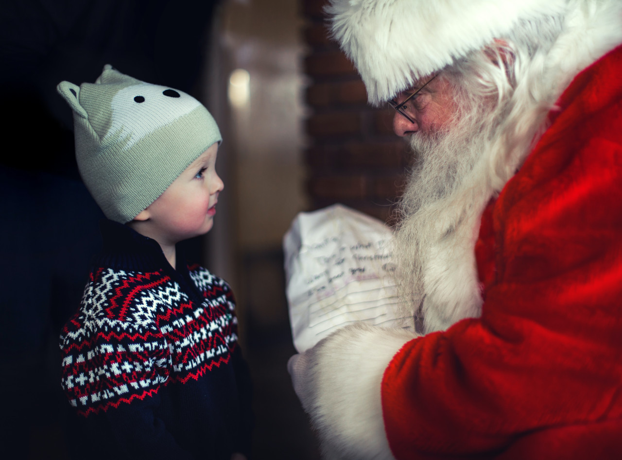 Encuentro de los chicos con Papá Noel. Foto: Unsplash