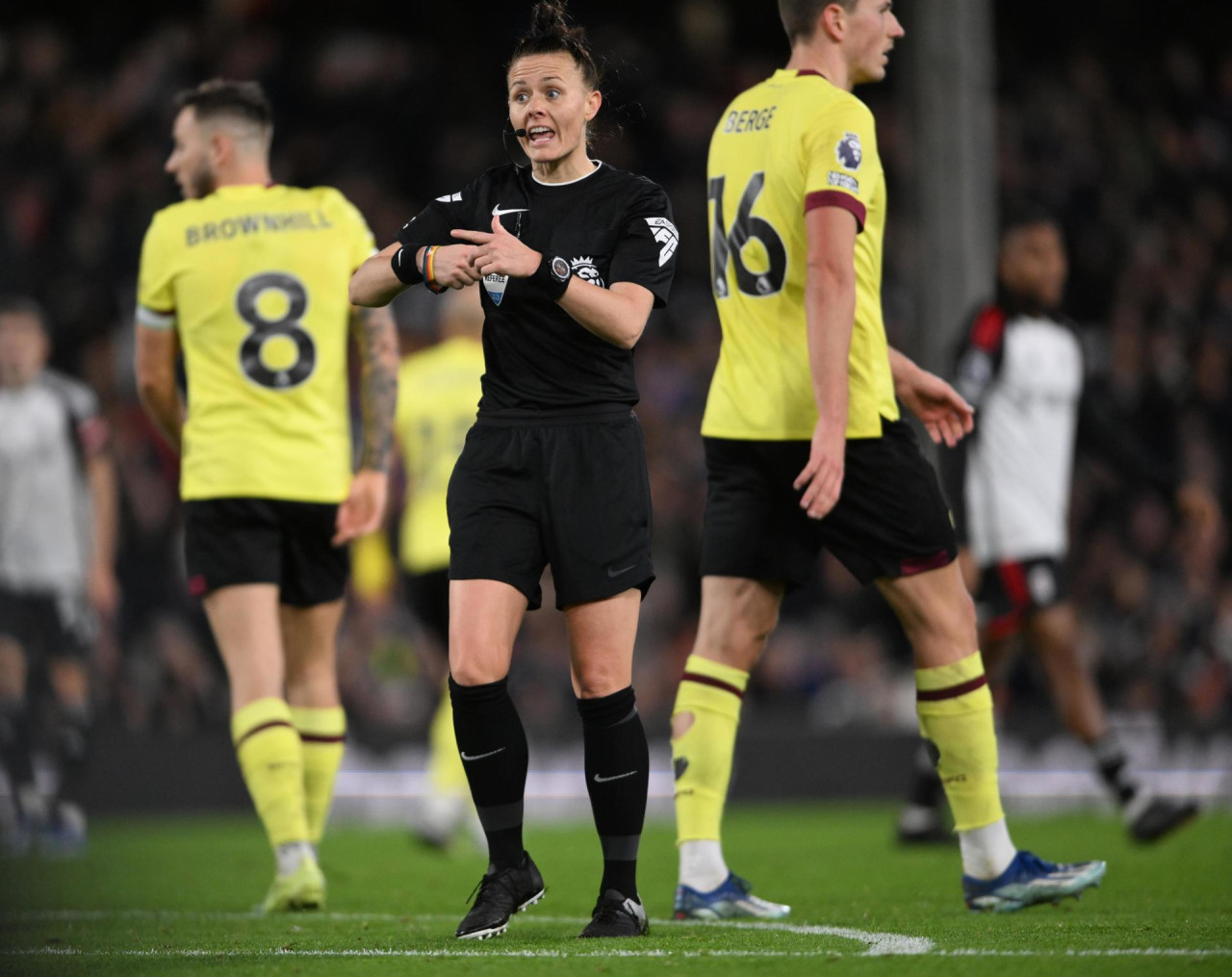 Rebecca Welch, primera mujer en dirigir un partido de Premier. Foto: EFE