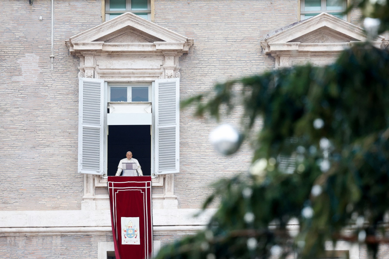 El papa Francisco durante el rezo del ángelus en la plaza de San Pedro. Foto: Reuters