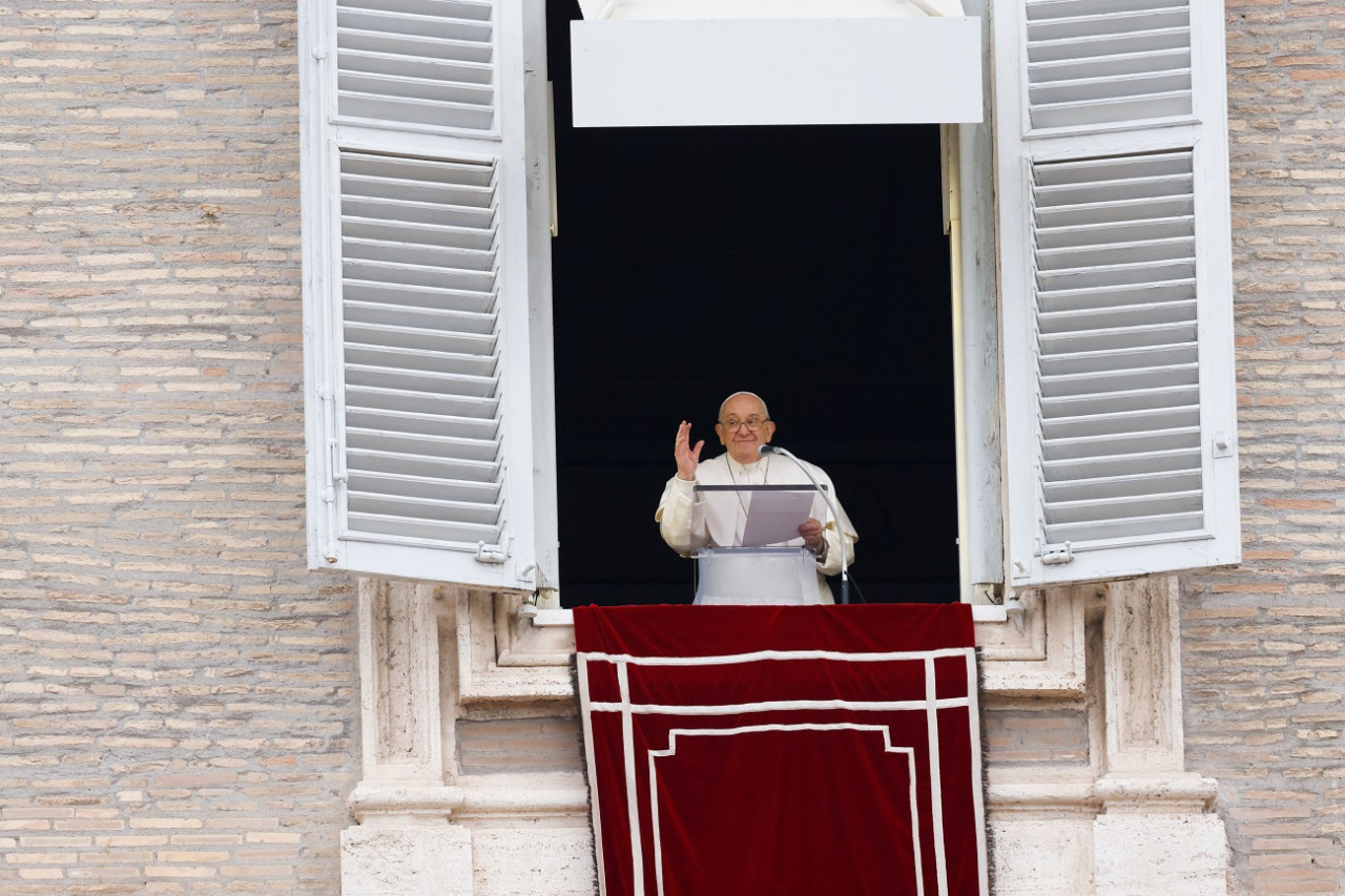 El papa Francisco durante el rezo del ángelus en la plaza de San Pedro. Foto: Reuters