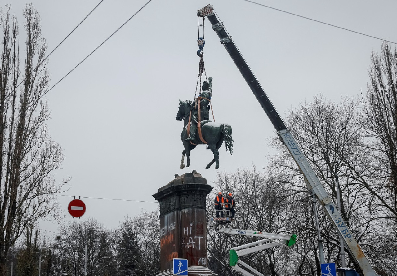 Retiro de monumentos de soviéticos en Ucrania. Foto: Reuters.