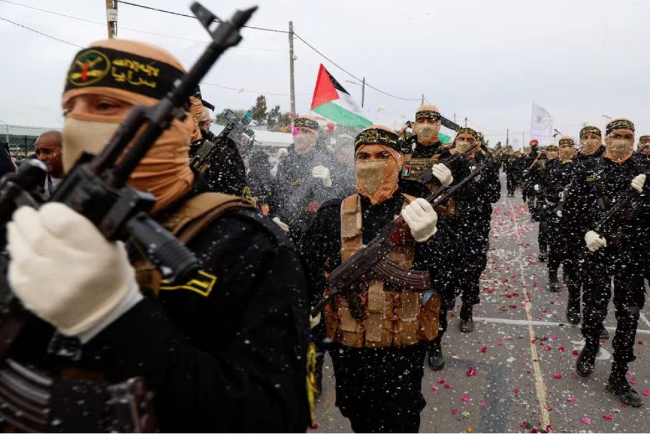 Militantes palestinos de la Jihad Islámica participan en un desfile militar antiisraelí que conmemora el 36º aniversario de la fundación del movimiento en la ciudad de Gaza, el 4 de octubre de 2023. REUTERS/Mohammed Salem