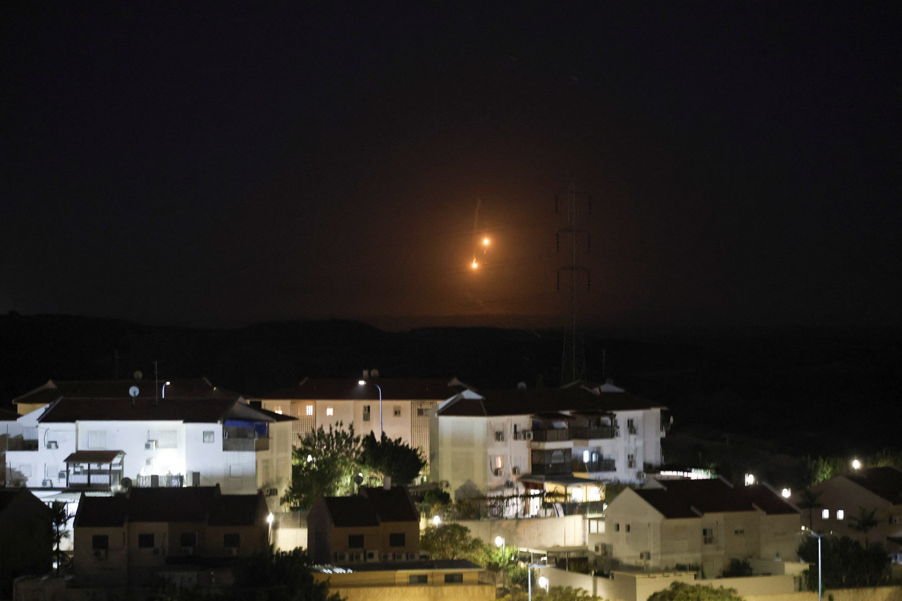 Una llamarada cae sobre Gaza vista desde el sur de Israel. Foto: Reuters.