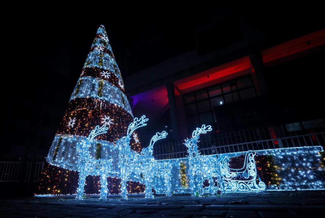 Decoraciones navideñas expuestas al borde de una carretera en Colombo, Sri Lanka. Foto: EFE