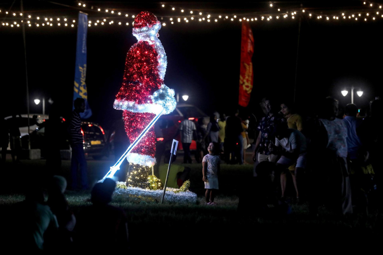 Decoraciones navideñas expuestas al borde de una carretera en Colombo, Sri Lanka. Foto: EFE