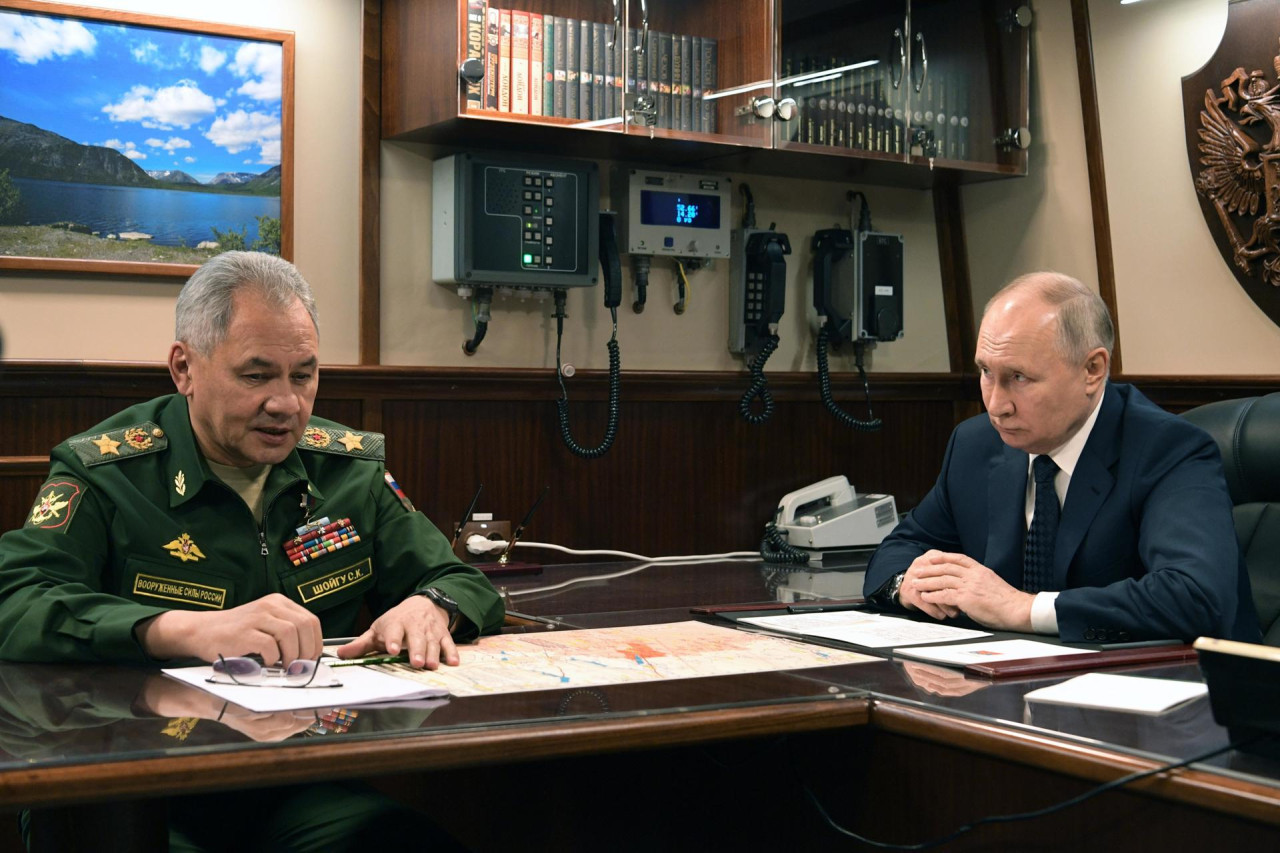 Reunión entre Vladimir Putin y Serguéi Shoigú. Foto: EFE.
