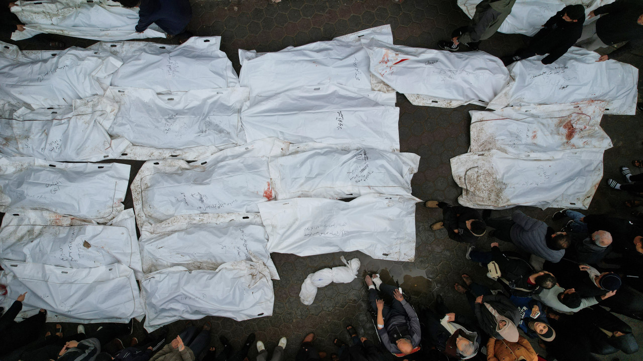 dolientes se reúnen junto a los cuerpos de los palestinos muertos en ataques israelíes en Gaza. Foto: Reuters