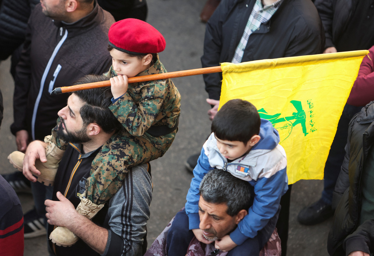 Un niño sostiene la bandera de Hezbollah. Foto: Reuters