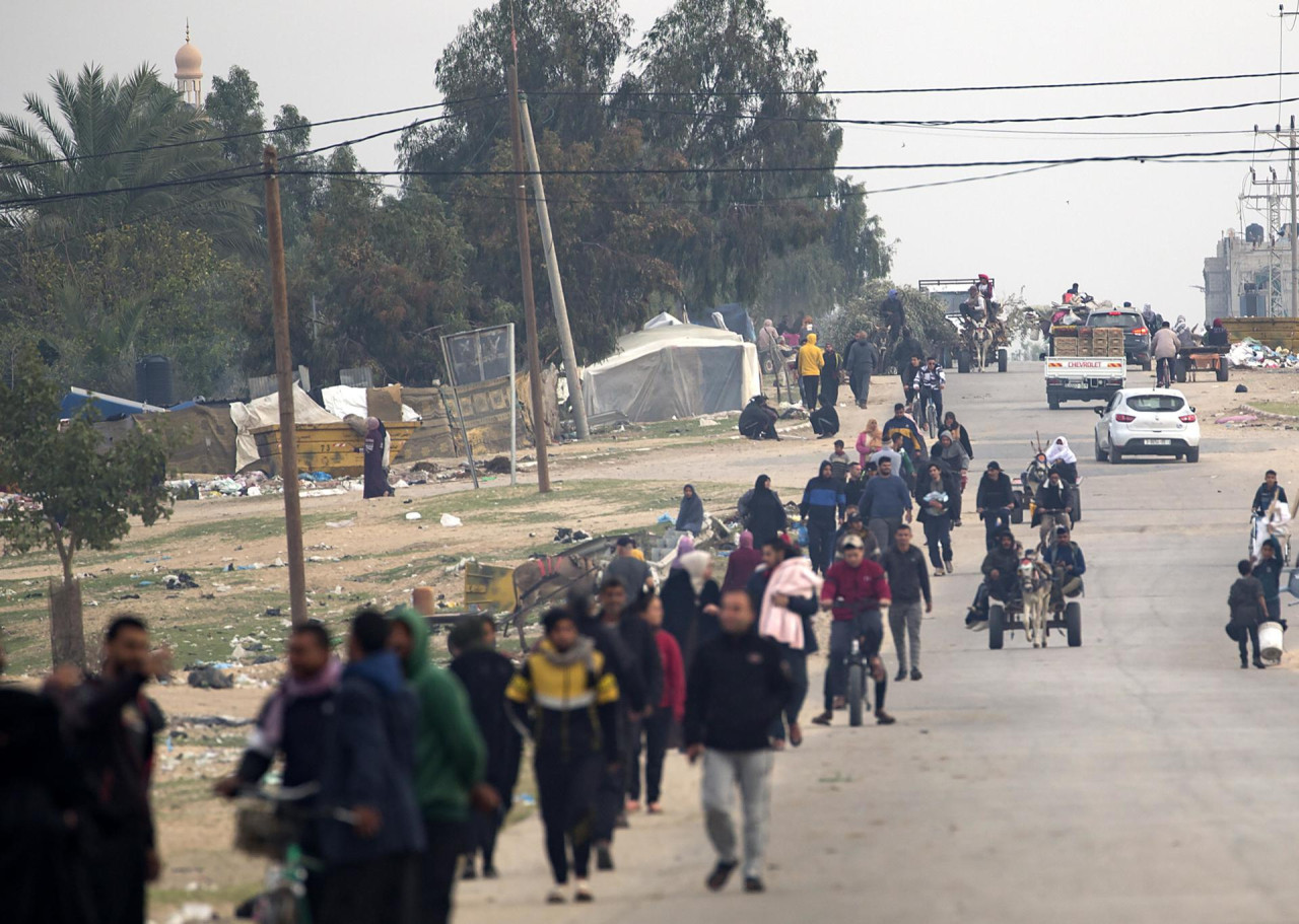 Desplazados palestinos de Gaza por el paso de Rafah. Foto: EFE.