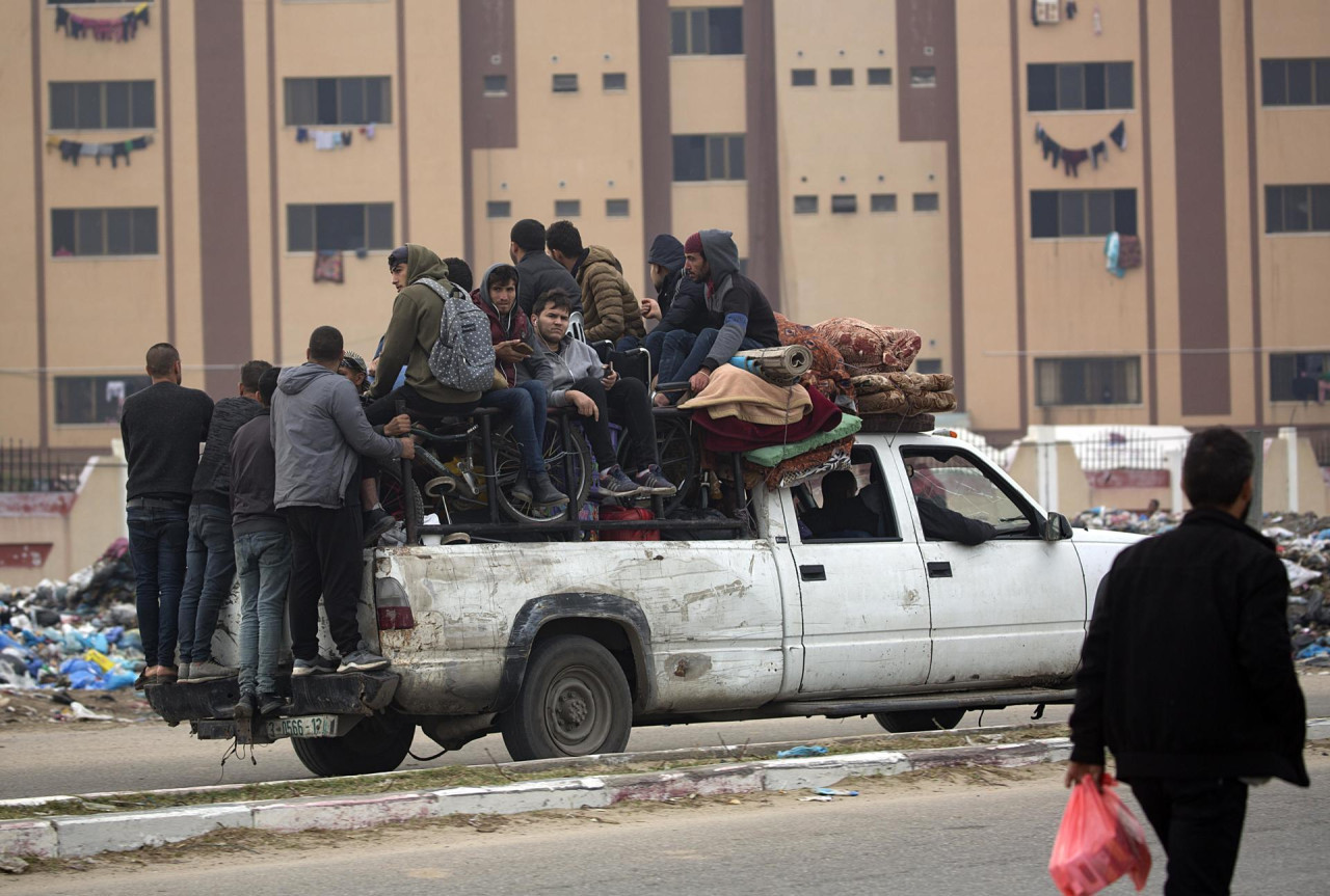 Desplazados palestinos de Gaza por el paso de Rafah. Foto: EFE.