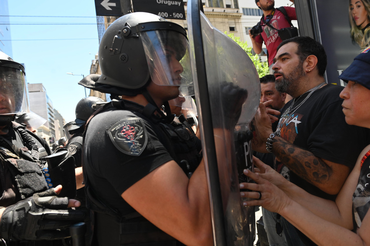 Tensión entre manifestantes y la Policía en la avenida Corrientes. Foto: Telam.