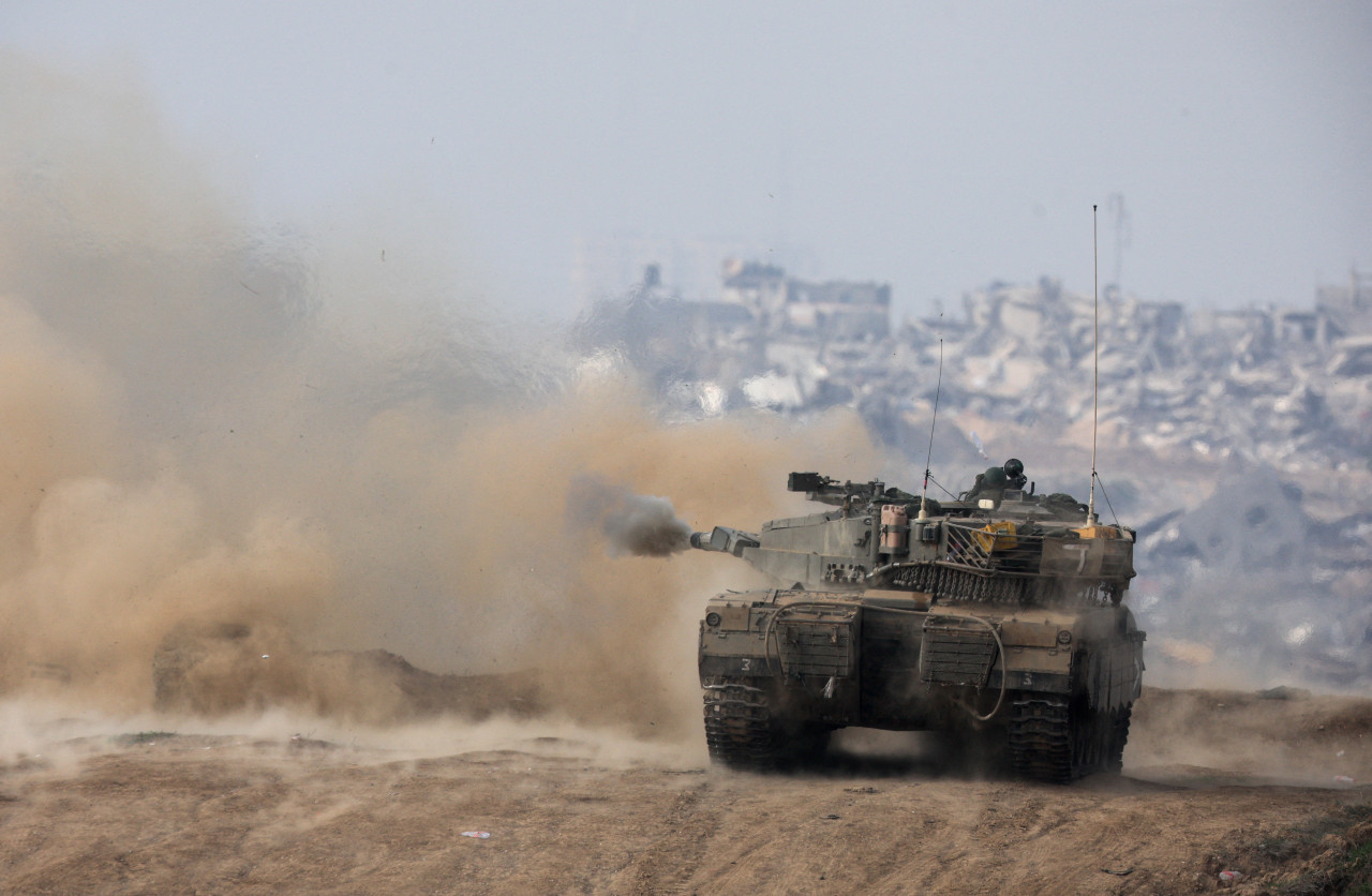 Tanque de Israel dispara en Gaza. Foto: Reuters