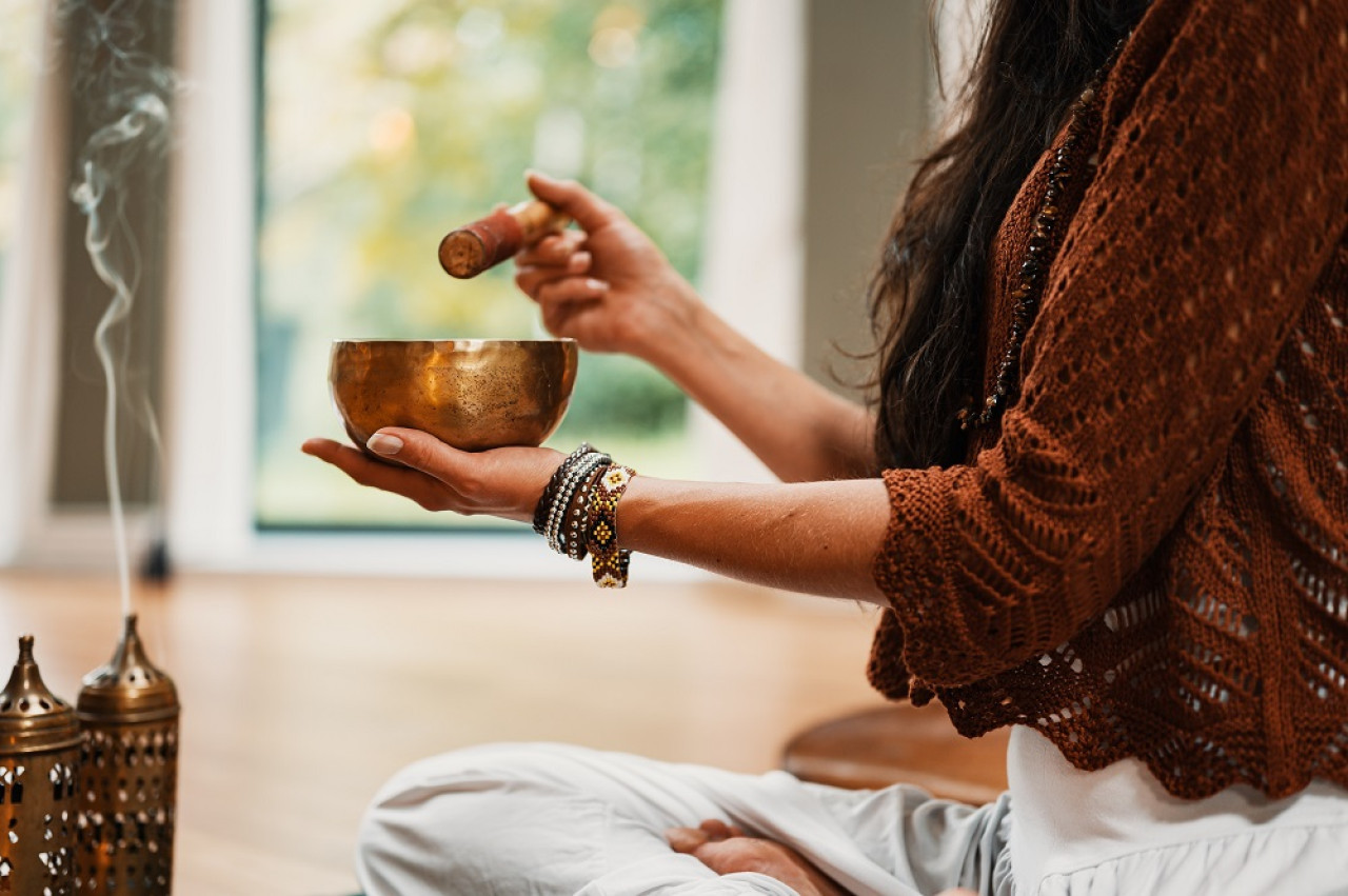 Ritual de incienso. Foto: Unsplash.