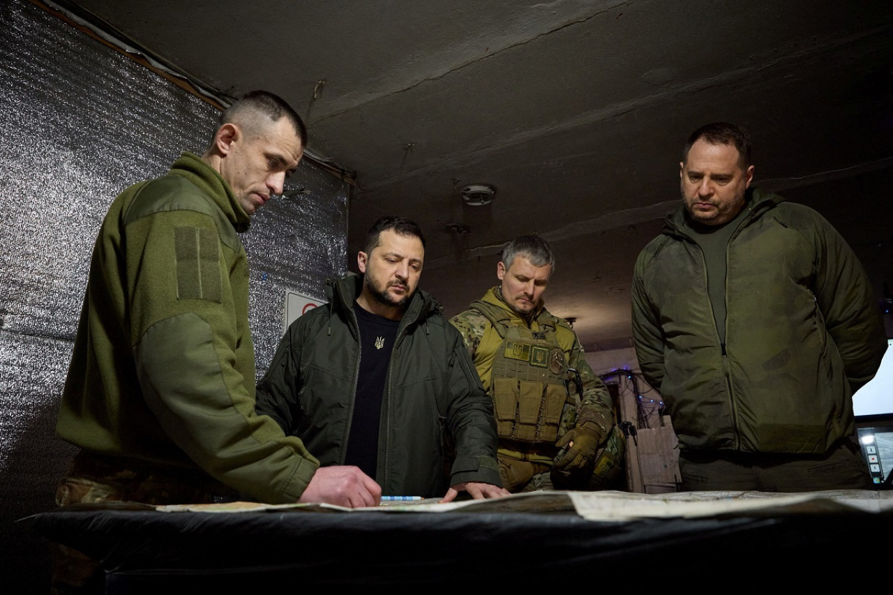 Volodímir Zelenski junto a miembros del Ejército ucraniano. Foto: Reuters.