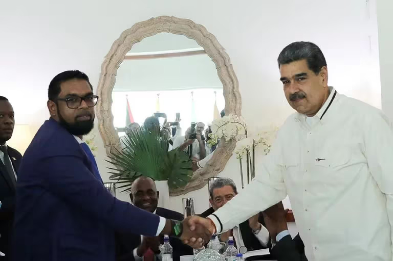 Nicolás Maduro y el presidente de Guyana, Irfaan Ali. Foto: Reuters