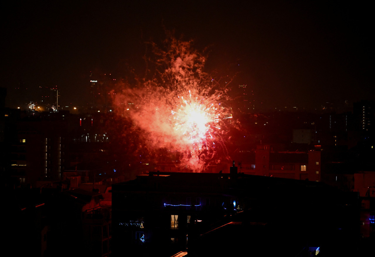Celebración con fuegos artificales en Milán, Italia. Foto: Reuters
