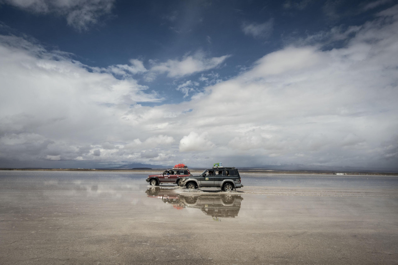 Turistas visitan el salar de Uyuni para pasar el año nuevo. Foto: EFE.