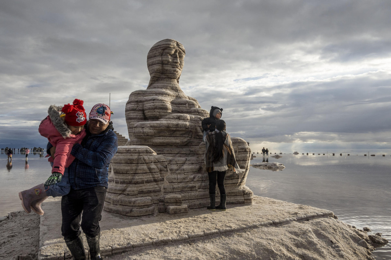 Turistas visitan el salar de Uyuni para pasar el año nuevo. Foto: EFE.