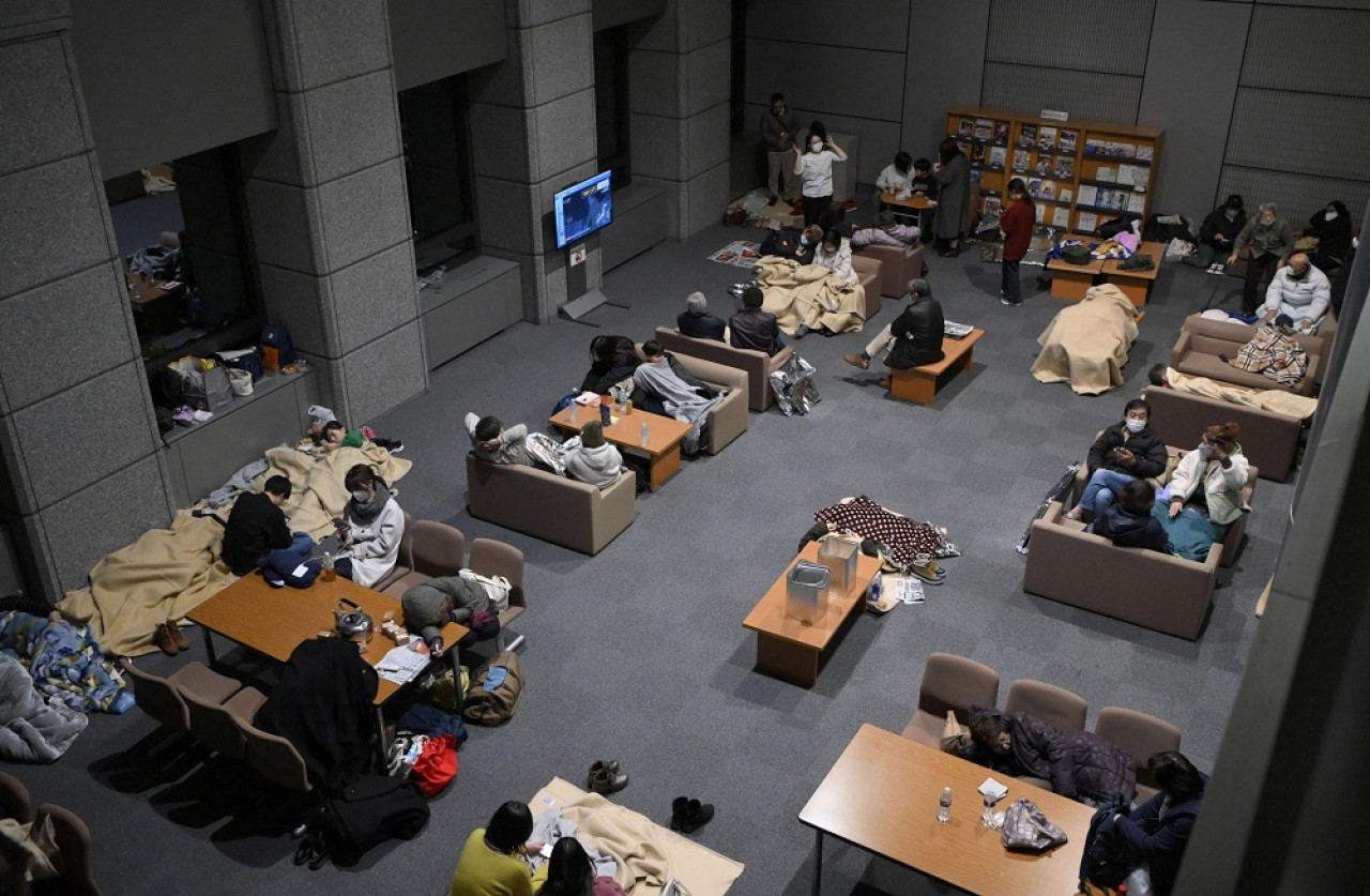 Evacuados descansan tras el terremoto en Japón. Foto: Reuters.