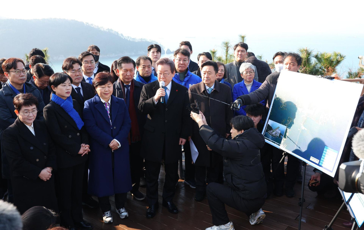 El líder opositor de Corea del Sur minutos antes del ataque. Foto: EFE.