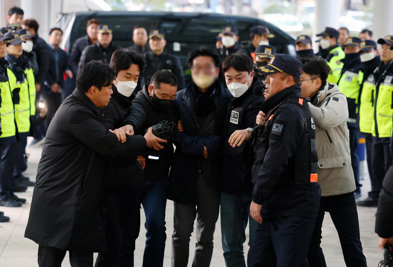 El agresor del líder opositor de Corea del Sur fue detenido en el instante. Foto: EFE.